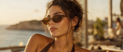 Lunettes cat-eye Y2K Mirage Lola — lifestyle mode femme, look festival et terrasse
